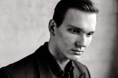 Yakışıklı genç adam.