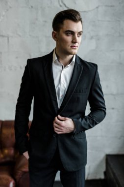 yakışıklı erkek resmi kıyafeti içinde