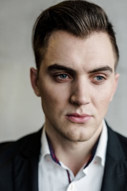 Kendinden emin genç adam.