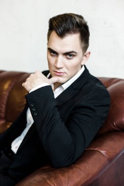 şık genç adam