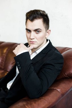 şık genç adam