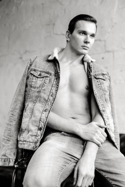 şık yakışıklı adam