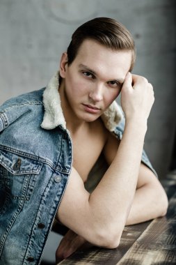 şık yakışıklı adam