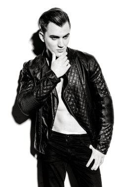 Deri ceketli şık adamı