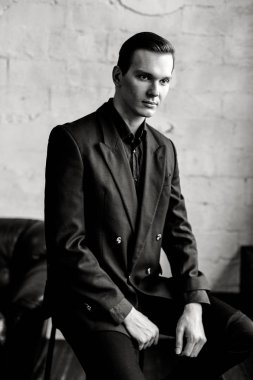 kendinden emin yakışıklı adam