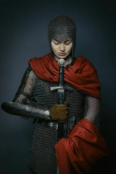 Женщина в рыцарских доспехах Лицензионные Стоковые Изображения