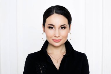 Genç esmer kadın.