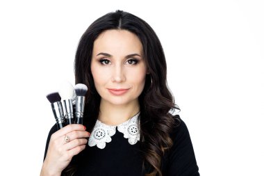 kadın makyaj fırçaları ile