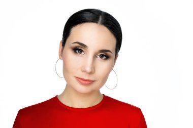 Genç esmer kadın.