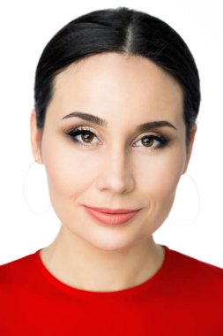 Genç esmer kadın.