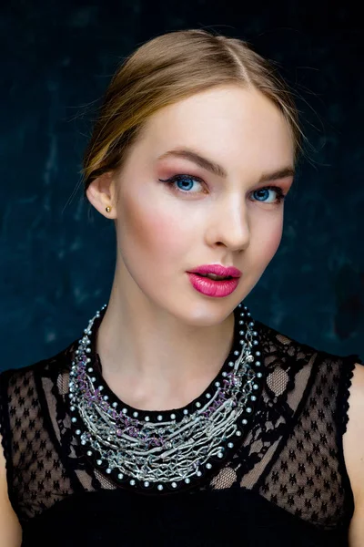 Mujer en collar elegante — Foto de Stock