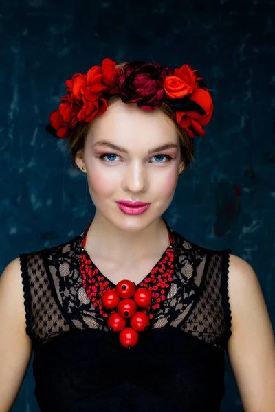 Mujer en corona floral — Foto de Stock