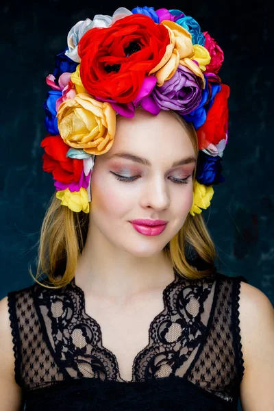 Mulher em coroa floral — Fotografia de Stock