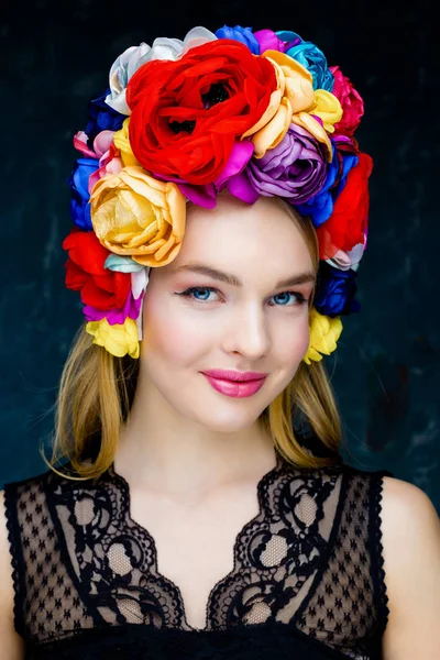 Donna in corona floreale — Foto Stock