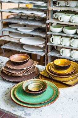 Yığılmış renkli tabaklar