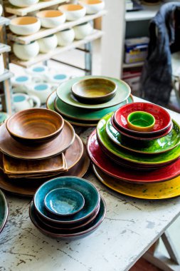 Yığılmış renkli tabaklar