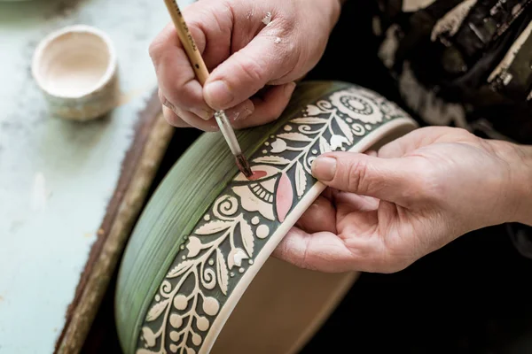 Artista pintura cerâmica — Fotografia de Stock