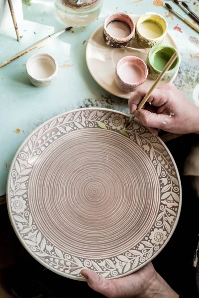 Künstler bemalt Keramik — Stockfoto