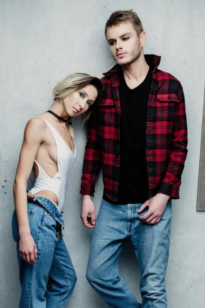 Paar in casual kleding — Stockfoto