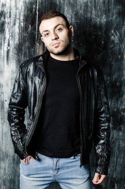 Deri ceketli adamı kendinden emin