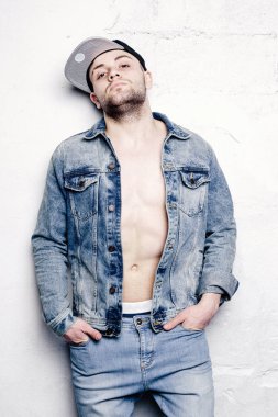 Kendinden emin genç adam.