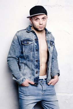 Kendinden emin genç adam.