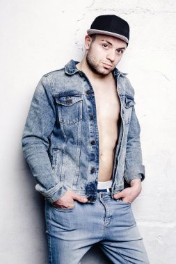 Kendinden emin genç adam.