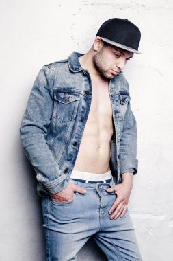 Kendinden emin genç adam.