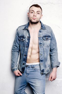 Kendinden emin genç adam.