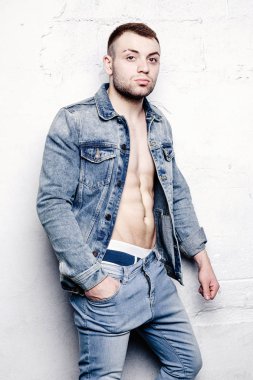 Kendinden emin genç adam.