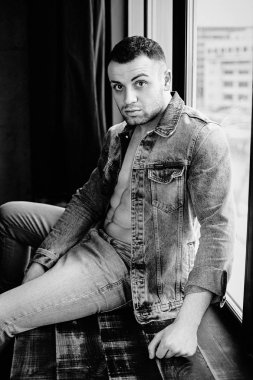 Kendinden emin genç adam.