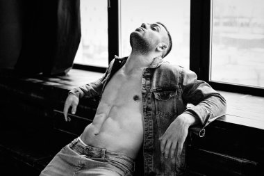 Kendinden emin genç adam.