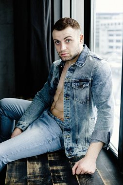 Kendinden emin genç adam.