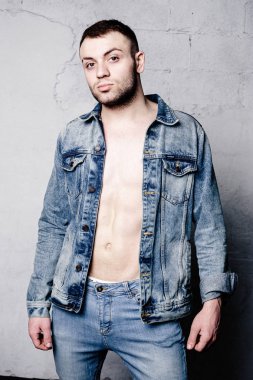 Kendinden emin genç adam.