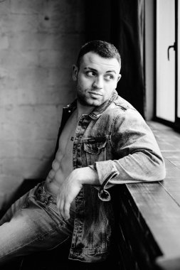 Kendinden emin genç adam.