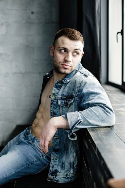 Kendinden emin genç adam.