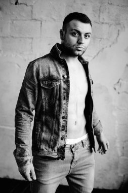 Kendinden emin genç adam.