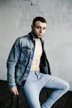 Kendinden emin genç adam.