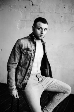 Kendinden emin genç adam.