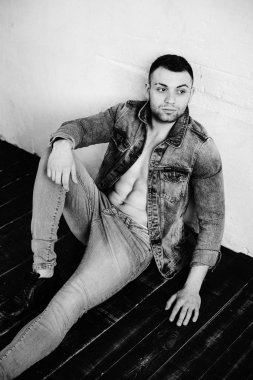 Kendinden emin genç adam.