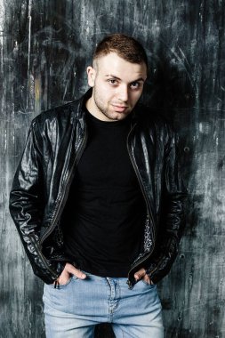 Deri ceketli adamı kendinden emin