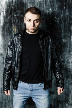 Deri ceketli adamı kendinden emin