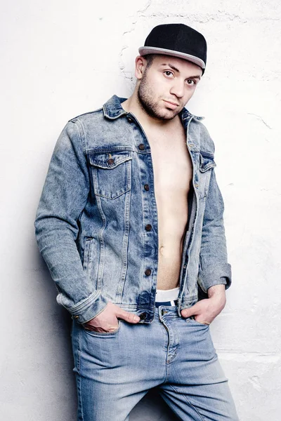 Kendinden emin genç adam.