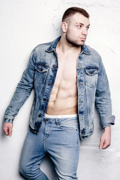 Kendinden emin genç adam.