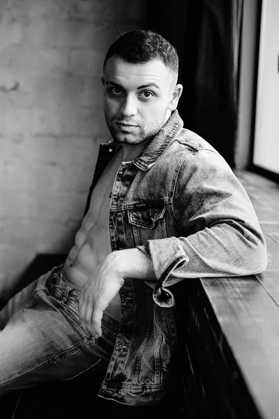 Kendinden emin genç adam.