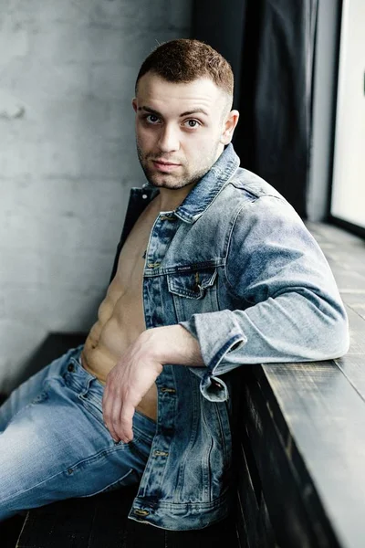 Kendinden emin genç adam.