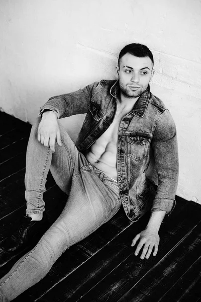 Kendinden emin genç adam.