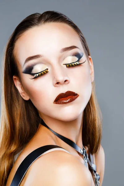 Mujer con maquillaje de moda — Foto de Stock