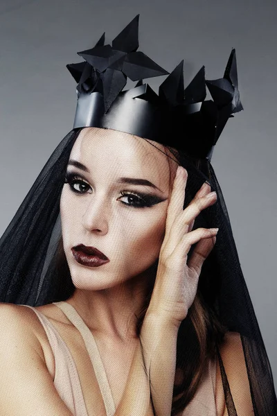 Woman in veil and paper crown — Stock Photo, Image