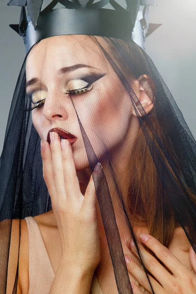 Woman in veil and paper crown — Stock Photo, Image